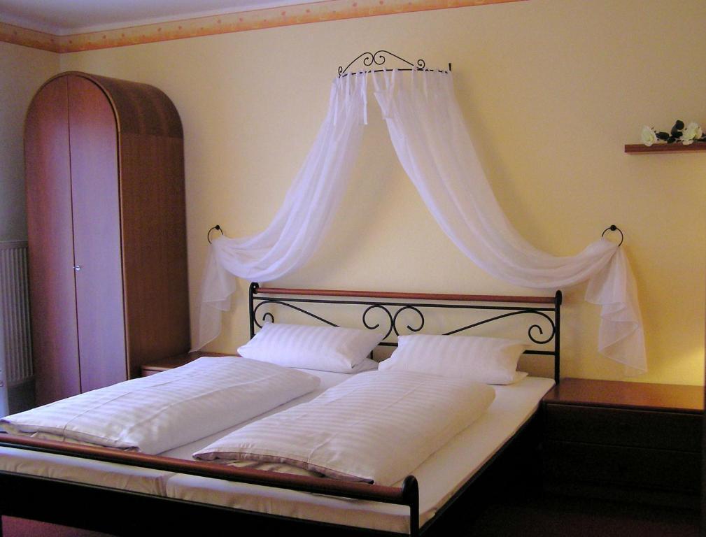 Hotel Pfaffenhof Lich Room photo